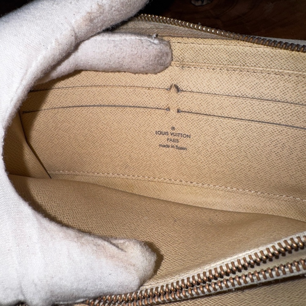 Louis Vuitton
2009 Damier Azur Pattern Zippy Organizer Wallet & unbranded chain - Picture 12 of 16